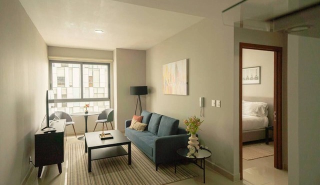 1BR|1BA Apartment W/pool, gym, high speed WiFi, located just a 3-minute walk from the new U.S. Embassy