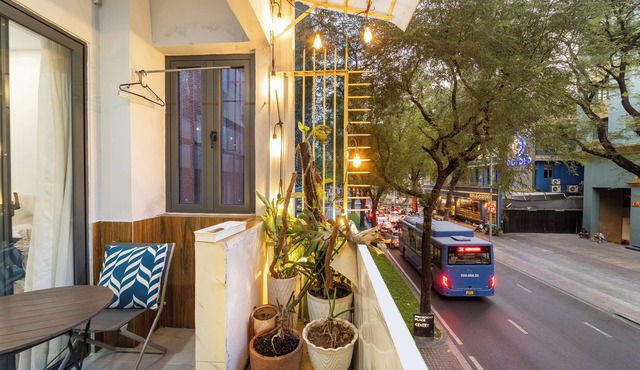1BR + Street-Facing Balcony - Heart of D1