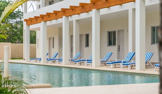 2 BD Suite w Balcony Rooftop Pool Jacuzzi Gym