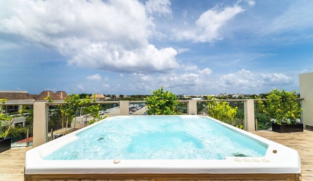 2 BD w/Balcony, Gym, Rooftop Pool + Jacuzzi