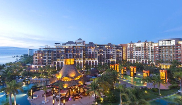 2 Bedroom Luxury Residence SUITE that sleeps 6 & OCEAN VIEWS!