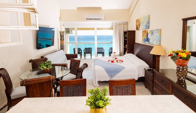 2 Story Penthouse, Beachfront, 1 Min Walk to Nightlife, Beach Access from Lobby!