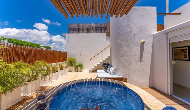 2 story PH heated jacuzzi close Beach & 5th