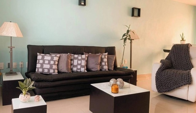 212 Bnb apartment in downtown with internet and garage