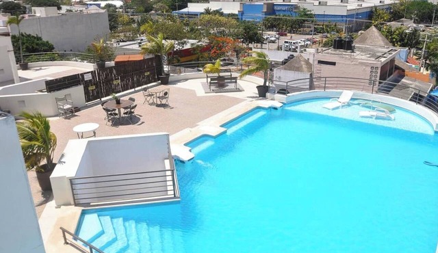 2BR Central, 5 Beds, Rooftop Pool, Garage