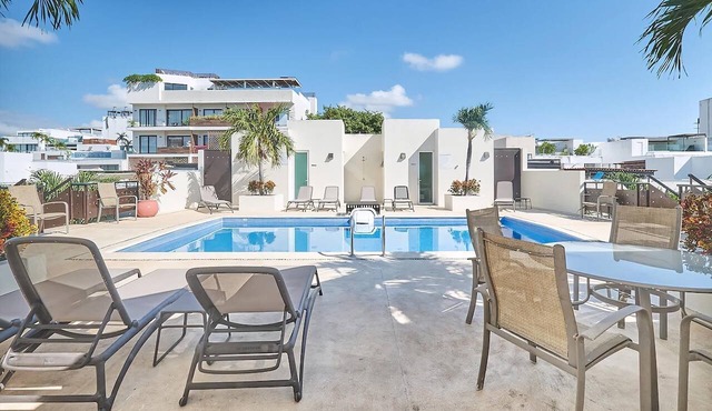 2BR condo - pool, BBQ & beach steps away