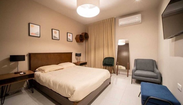 2BR Ground Floor Apartment FAST WIFI