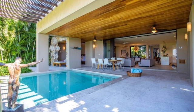 3 bd condo with Ocean views +HK