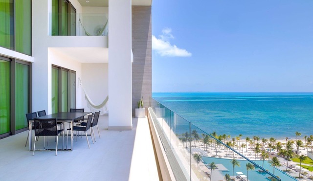 3-bedroom condo in enchanting Cancún with fitness room, AC