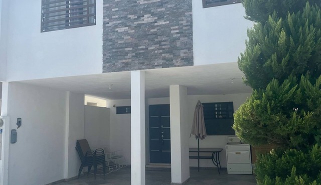 3-bedroom condo in phenomenal Ciudad Apodaca with AC, WiFi, 20 min from the air