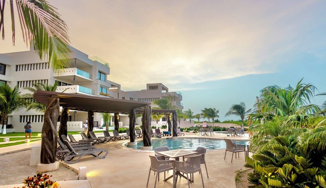 3-bedroom condo on the beach with resort-style amenities & stunning views!