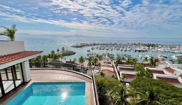 3 bedroom PH w/ocean, marina and mountain views, rooftop and private pool!