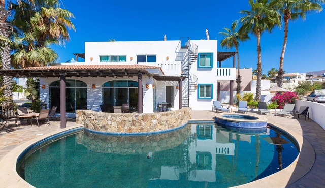 3 min from the beach! Family-sized villa with private pool + Spring promo!