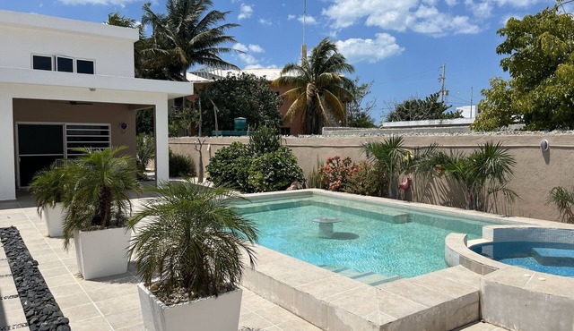 3BD/2B-w/2 Kingsize bedrooms-House-Near Beach-Pool-Hottub-Lrg Patio-pet friendly
