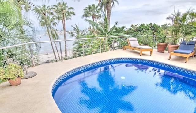 3BR Beachfront Villa w/Private Pool: Casa Colibri