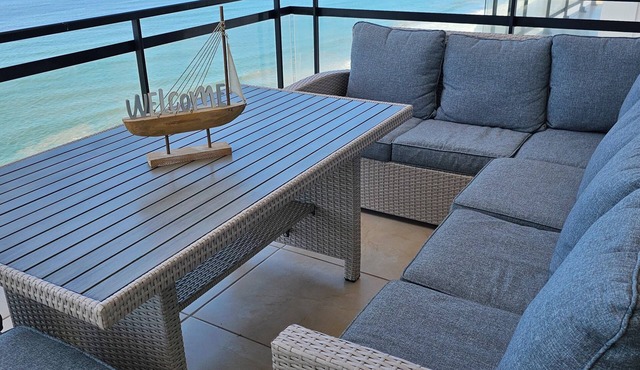 3BR condo, right on the beach, fully equipped, beach cccess.