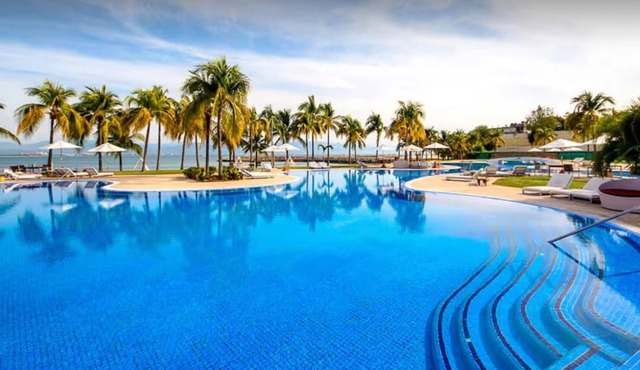 4-bedroom villa with Private pool, Beach club and AC