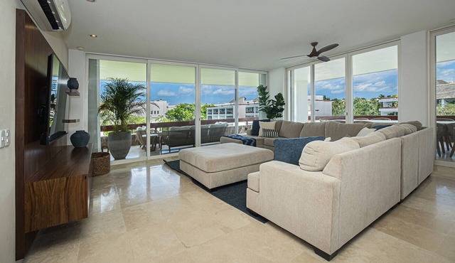 4-br penthouse condo, ocean views, "roof top" lap pool