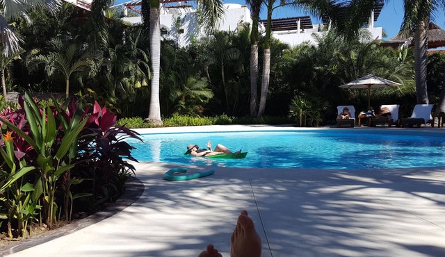 4 Pool Villa, 2 lg.bd+2bth hot tub, restaur/bar 2,500/wk. APRIL 22-29 available
