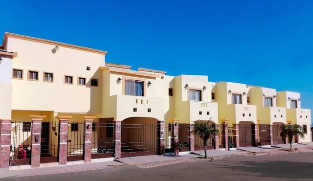 5 minutes to the beach! Family-sized condo with shared pool
