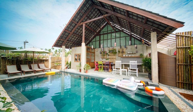 5mins to old town & beach! Private family villa w/Pool - B.fast inc.