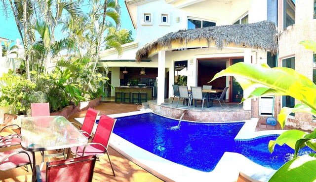 6 BRM VILLA IN THE HEART OF PUERTO VALLARTA, steps from restaurants and shops!