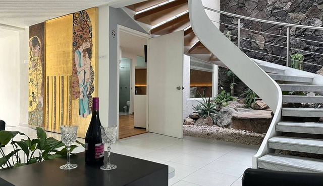 6 Rooms + 6.5 Bathrooms + Private Free Parking + Free Daily Cleaning Services!