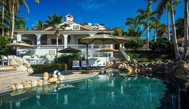 8BR Beachfront Palmilla Estate with Gym, Pool & Event Space