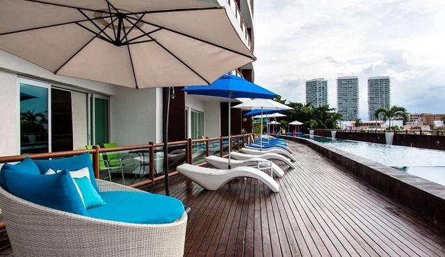 8BR Marina Ocean-View Above Casino 4 Suites
