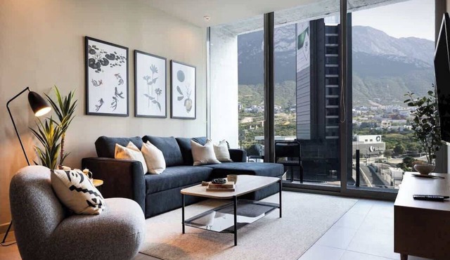 8th Floor Balcony, Mountain Views, Gym & Roof Pool