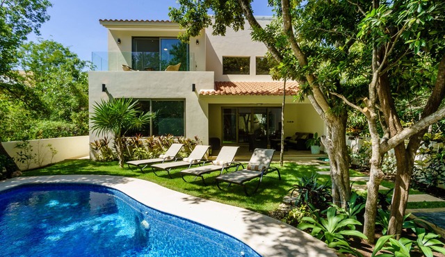 A gorgeous brand new private home, private pool, on golf course