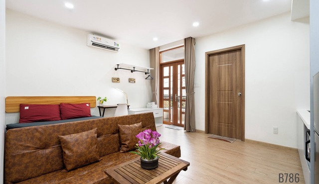 Airport Balcony Apartment - Pet-Friendly Studio