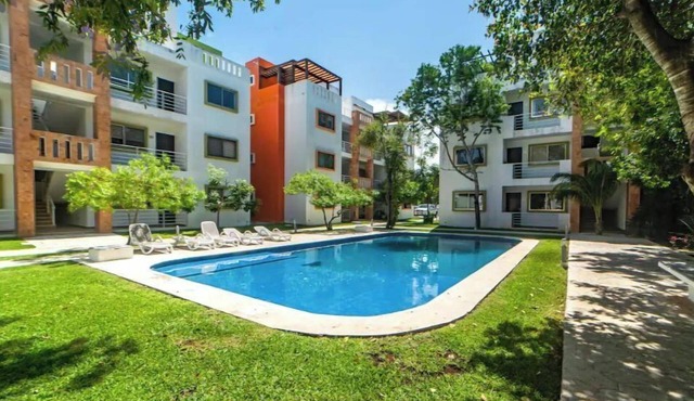 Airport condo w/KING BED pool, security, kids game park + bbq area with lounge!