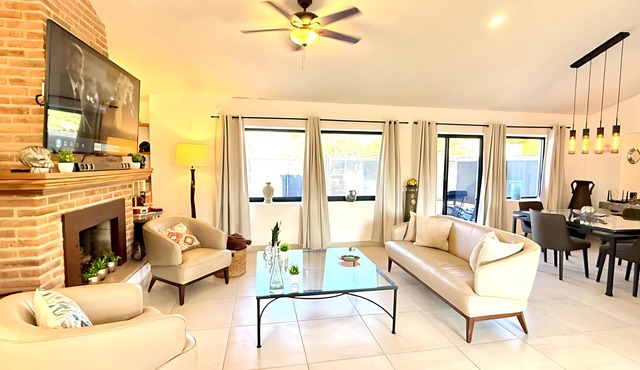 Ajijic Modern 1 Bedroom Home -Walk To Everything -Patio -Gym -Pickleball Court