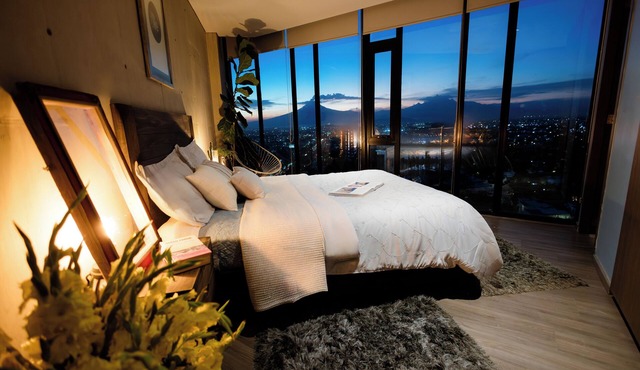 Amaneceres frente a los volcanes, piso 18. Bright space with open city views