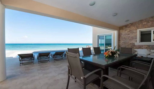 Amaizing Beachfront villa with 4 bedrooms, private pool and BBQ!