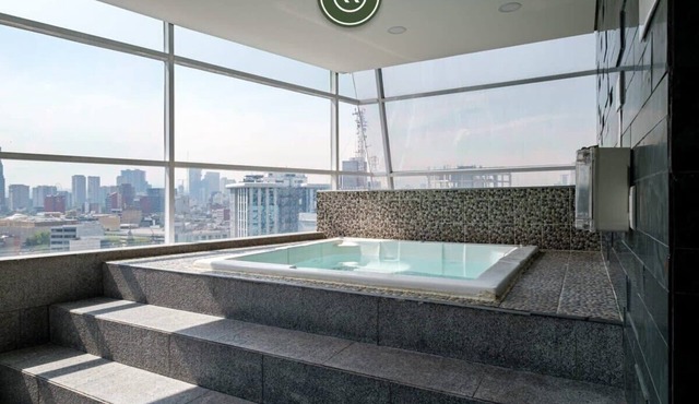 Amazing 2 BR Condo - City Skyline View - Pool