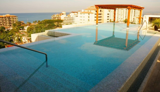 AMAZING 5* 1BR 2BA 5min to Beach FAB rooftop pool & jacuzzi by restaurant row.