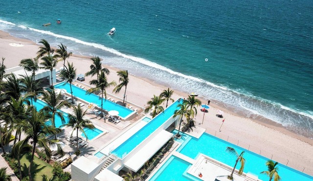 Amazing OCEAN VIEW, BEACHFRONT Access, Stunning POOL - This is the place!