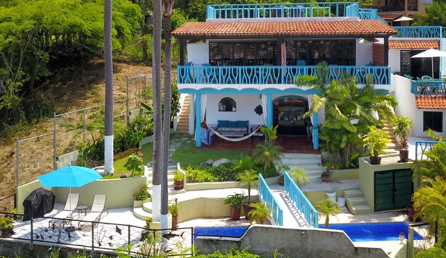 Amazing views, 5 minutes from downtown or the beach, quiet area of town