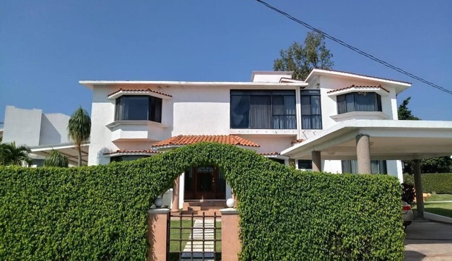 Amplia casa con alberca. Ideal para vacaciones con toda la familia.