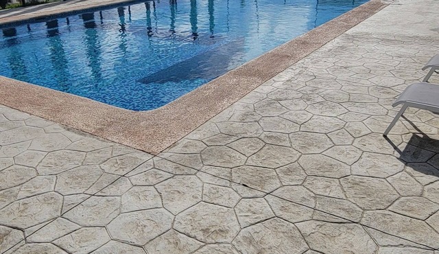 Aztec pent house , Charming 2-bedroom ocean view with pool, AC, WiFi .