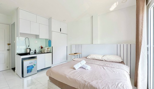 Balcony studio with bathtub in D7