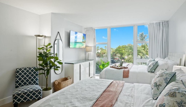 Beach Front 2 Bed Condo - Pool & Tiki Bar
