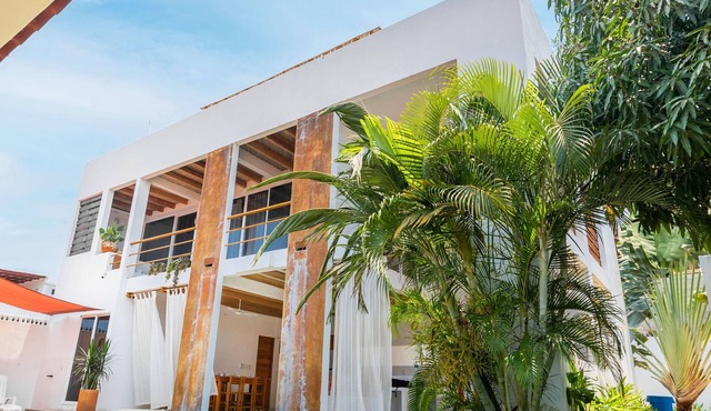 Beach Getaway + Pool, BBQ & Walk to Playa Zicatela