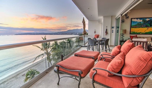 Beachfront 2BR w Office & Panoramic Views: Nova105