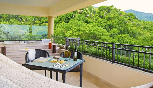 Beachfront 3 Bedroom Suite with Jacuzzi