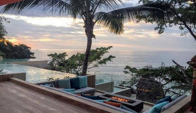 Beachfront Condo, Spectacular View, 2 BR/2 BA Large, New, Quiet and Secure.