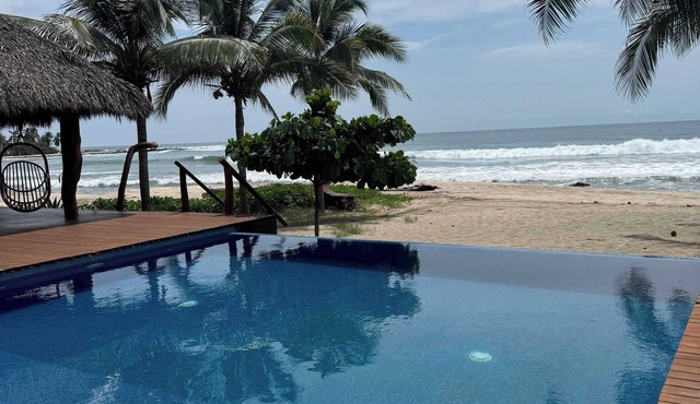 Beachfront in Manzanillo Bay-Lindo Atardecer