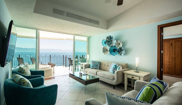 Beachfront, Luxurious Grand Venetian 3 Bedroom, 3 bath, Ocean & Mountain View